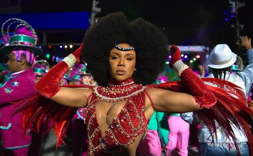 Evelyn Bastos acompanha desfile mirim da Mangueira com estreia da mascote Bombom na Sapucaí