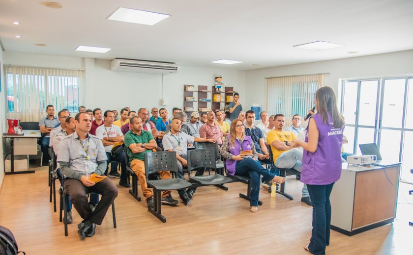 Lei da Parada Segura: SMTT realiza ciclo de palestras com motoristas de ônibus