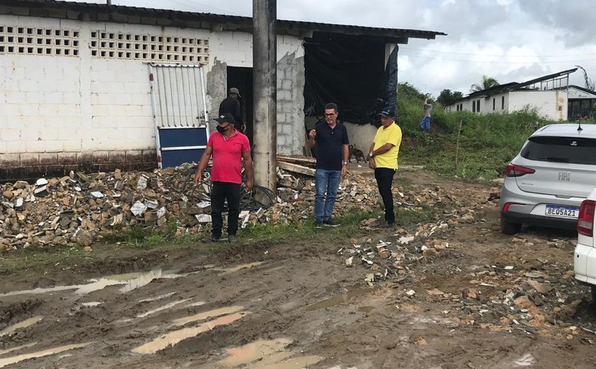 Prefeito de Branquinha acompanha reforma de galpões que serão aproveitados para depósito e almoxarifado da administração