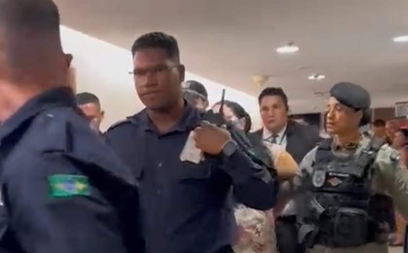 Mulher é detida ao tentar arrancar bebê do colo da mãe em shopping de Maceió; Veja vídeo