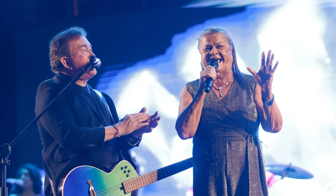 Prefeita sobe ao palco, canta com ídolo, faz autopromoção e quem paga a conta da fã amada é o Povo