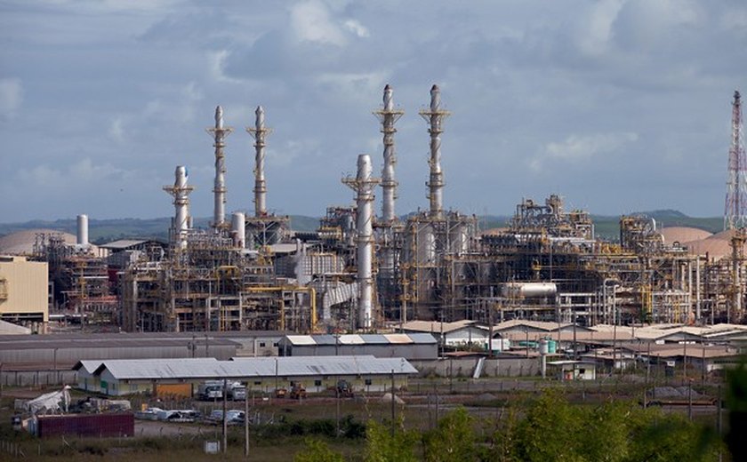 Obras na refinaria Abreu e Lima renderam R$ 90 milhões em propina a PP, PT e PSB