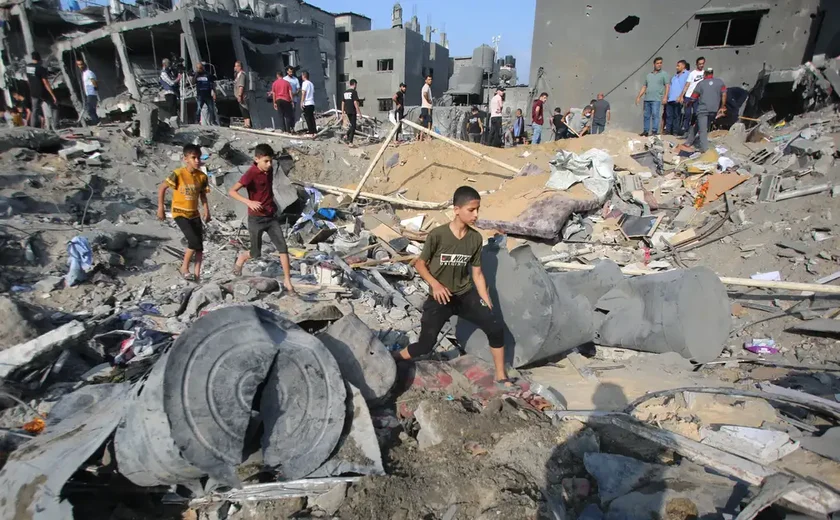 Israel bombardeia escola da ONU que abrigava deslocados em Khan Younis e ordena retirada de civis da Cidade de Gaza