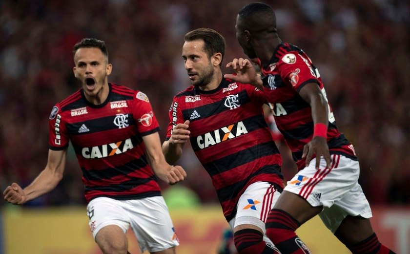 Flamengo vence Emelec e assegura vaga na Libertadores