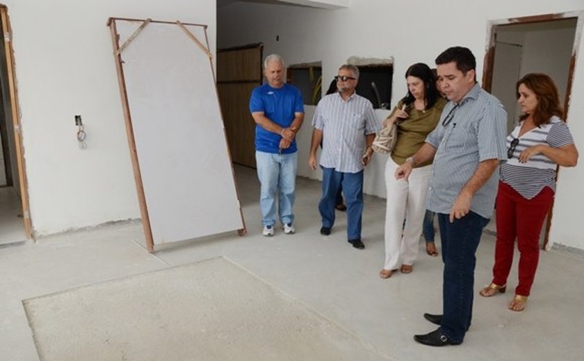 Secretária inspeciona obras inacabadas em Paulo Jacinto e Quebrangulo