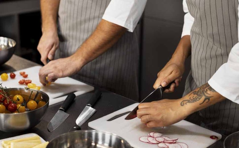 Edital oferece curso de gastronomia gratuito para 500 jovens no país