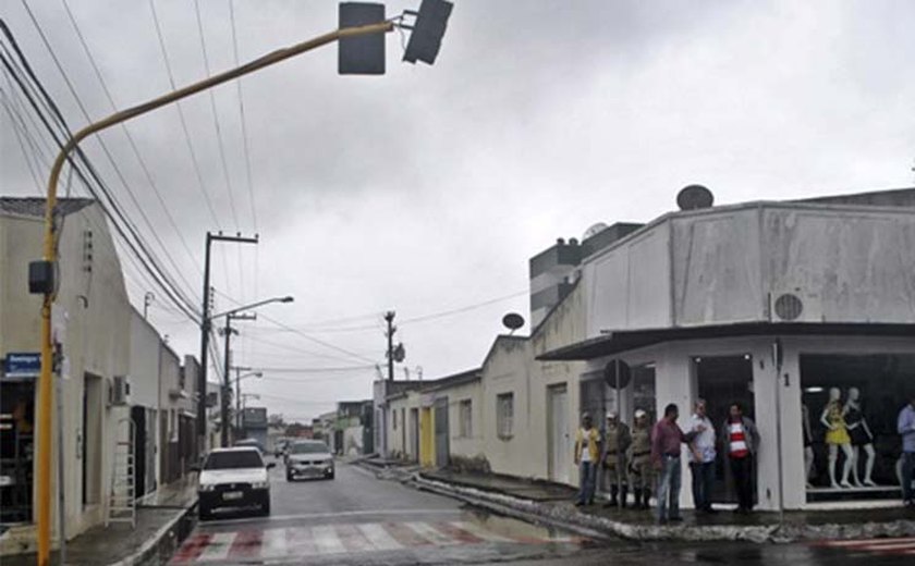 Arapiraca: SMTT liga semáforo e melhora tráfego entre bairros de Arapiraca