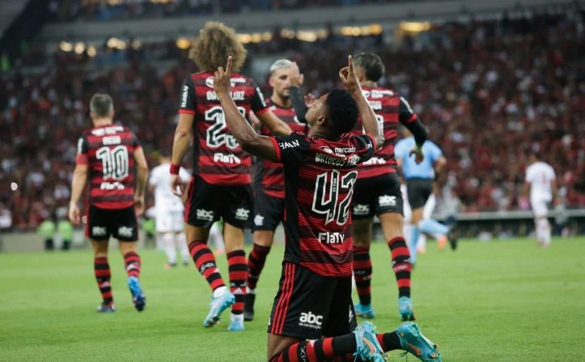 Na reabertura do Maracanã, Fla faz 6 no Bangu e chega embalado para semifinais