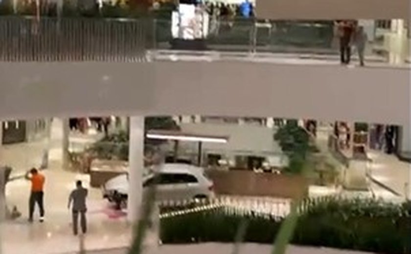 Carro invade shopping em Goiânia, atravessa corredor com clientes e destrói quiosque