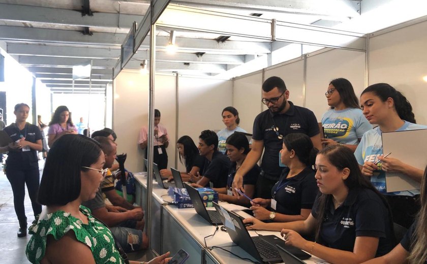 Procon atende a mais de 600 pessoas no primeiro dia do feirão de renegociação de dívidas