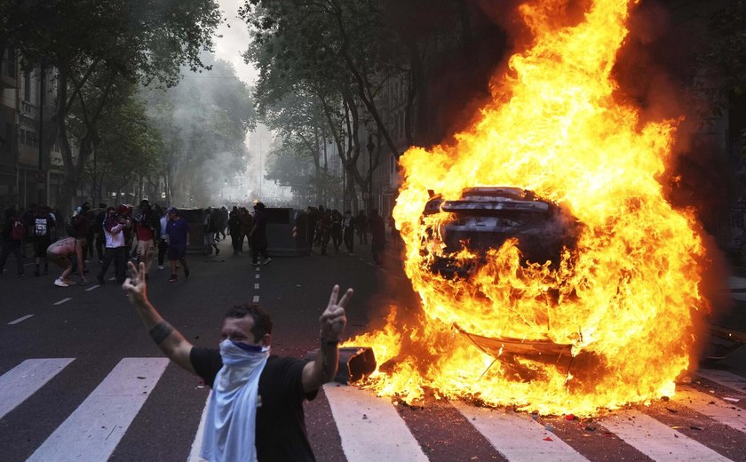 Milei ameaça prisão por distúrbio após protesto que reuniu aposentados e torcidas organizadas