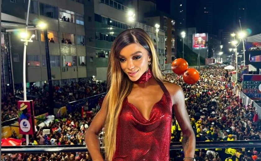 Brunna Gonçalves dá spoiler de fantasia na Beija-Flor: 'A calcinha cabe na palma da mão. Bem micro, do jeito que gosto'