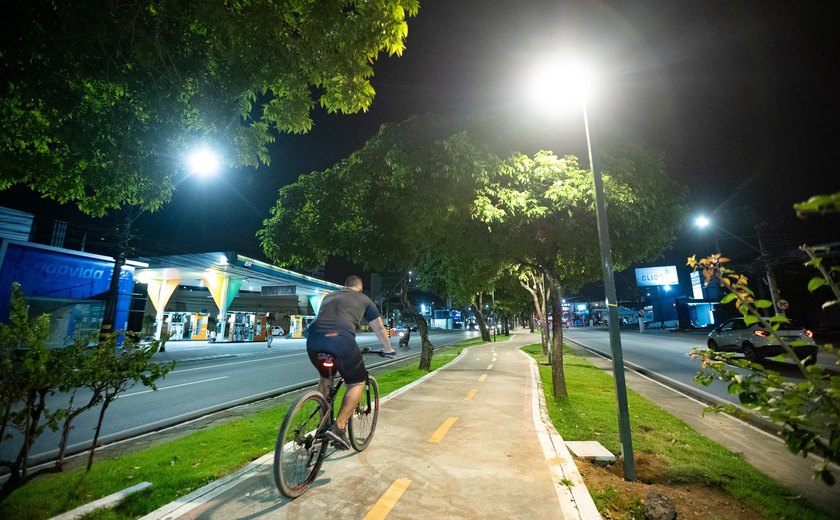 Instalação de postes é concluída nas ciclovias da Fernandes Lima e Durval de Góes Monteiro