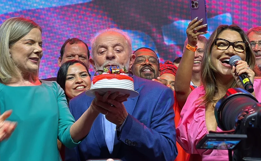 Com Lula, jantar de aniversário do PT tem samba de Teresa Cristina e Janja no 'parabéns'