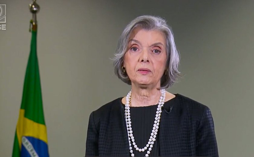 Cármen Lúcia vota pela responsabilização das redes por postagem ilegal
