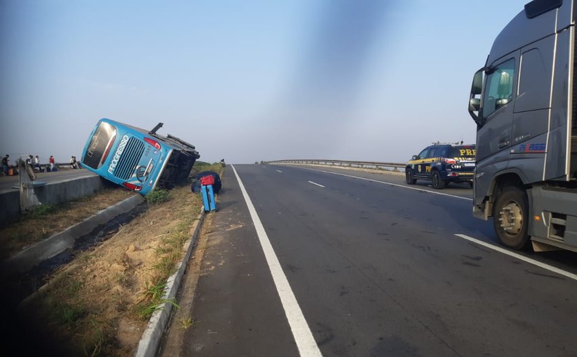 Dez pessoas ficam feridas em tombamento de Ônibus na BR-101, em Teotonio Vilela