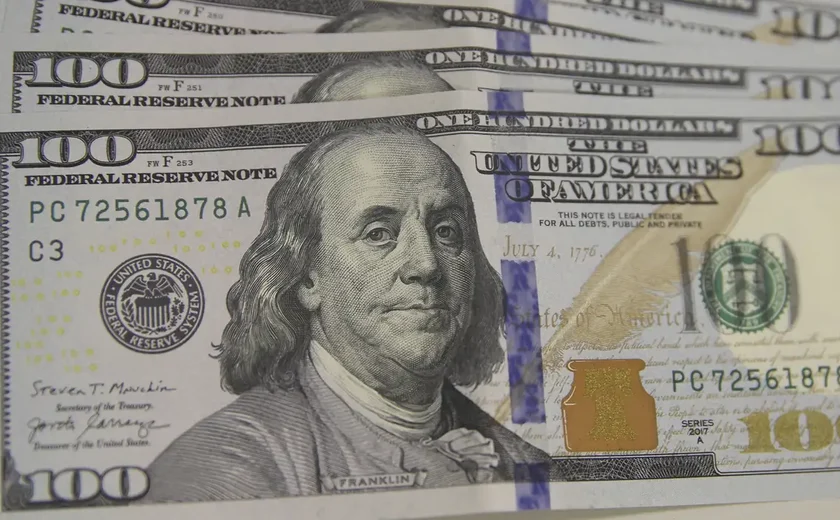Dólar sobe para R$ 5,65 com exterior e críticas de Lula a BC