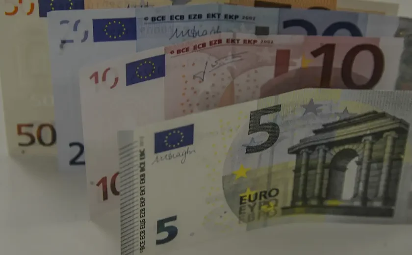 França faz corte adicional de 4,7 bilhões de euros em despesa para cumprir meta de déficit