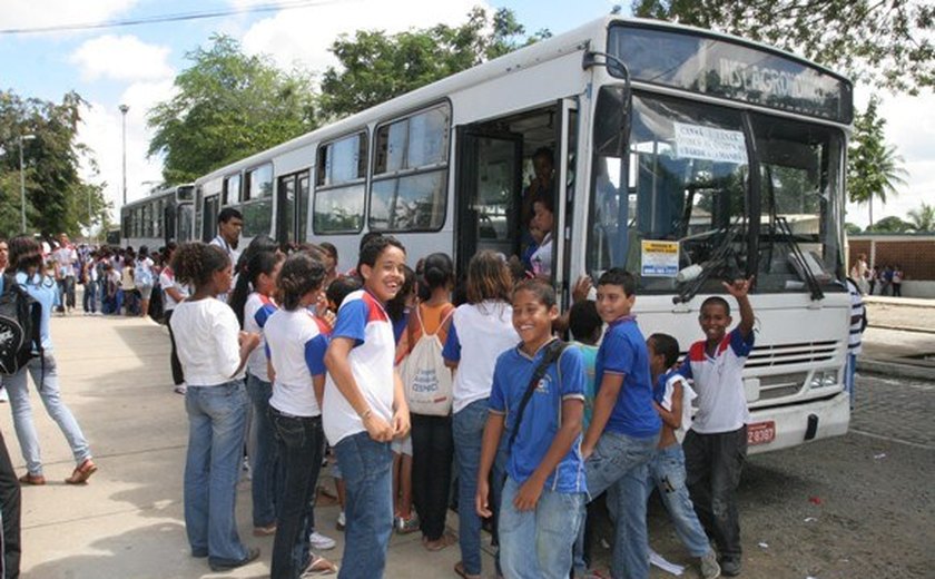 Educação apresenta programa de transporte escolar a prefeitos