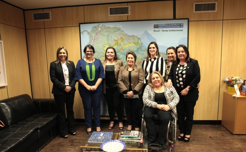 Deputadas se reúnem com ministra da mulher para pedir apoio a Casa da Mulher Alagoana