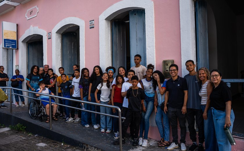 Visita de estudantes à Biblioteca Pública abre Semana da Pessoa com Deficiência na Semed