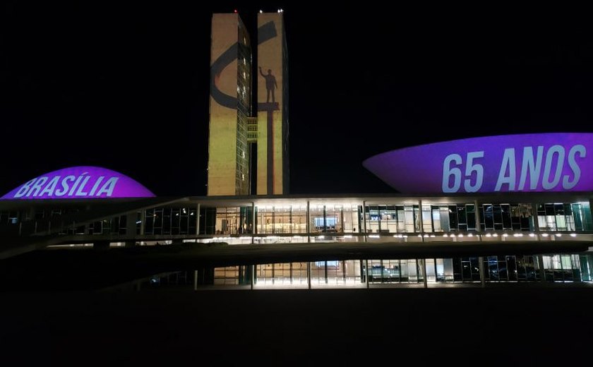 Prédio do Congresso recebe projeção de imagens em comemoração dos 65 anos de Brasília
