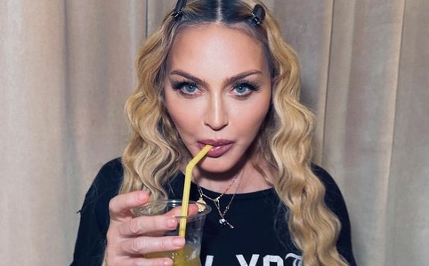 Madonna aparece na janela do Copacabana Palace e web reage: 'Quanto pobre'