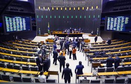 Câmara dos Deputados analisa proposta de combate às fake news