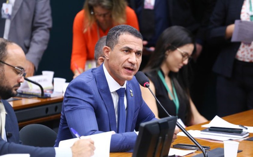 Comissão aprova projeto que altera regra para promoção de policiais militares e bombeiros do DF