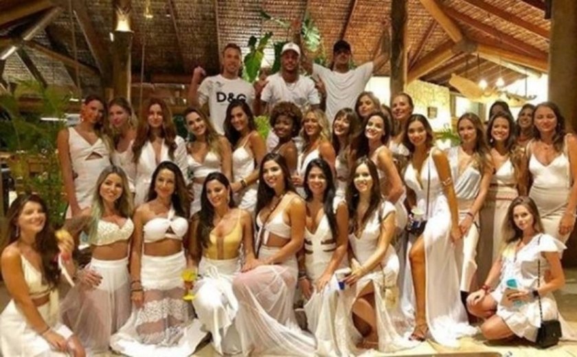 Longe de Bruna Marquezine, Neymar passa ano novo na Bahia cercado por mulheres