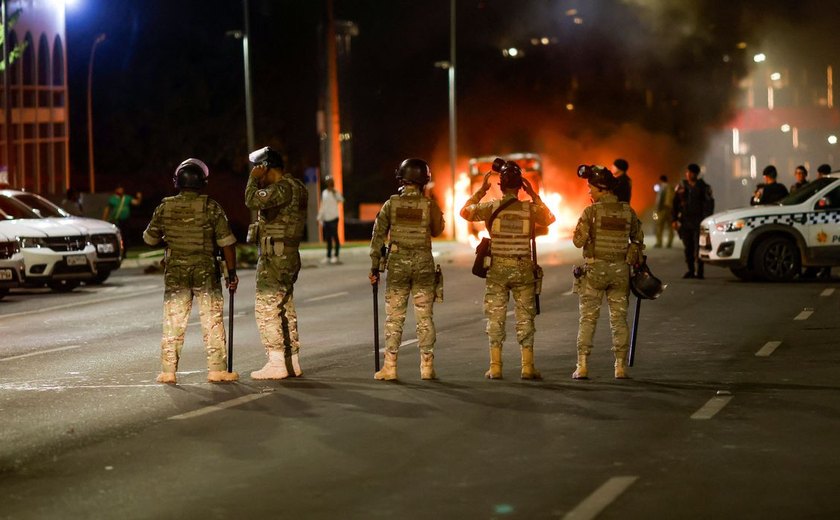 Manifestantes tentam invadir sede da PF e queimam veículos no DF