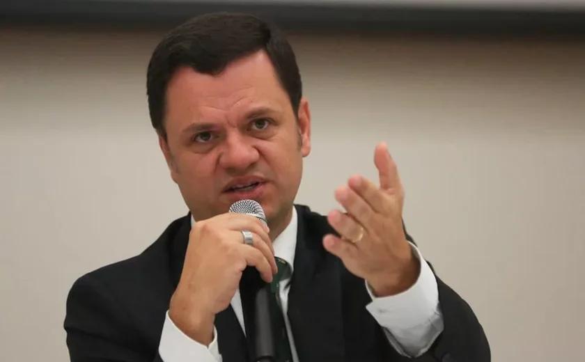 Defesa de Torres busca afastar ex-ministro de blitze no 2º turno e live sobre urnas