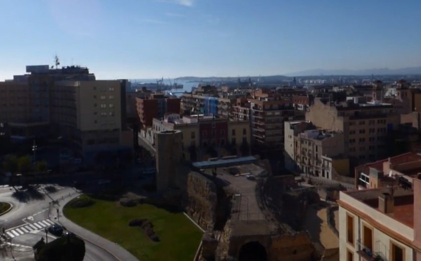 Incêndio na Espanha forma nuvem tóxica e mantém moradores de cinco cidades trancados em casa