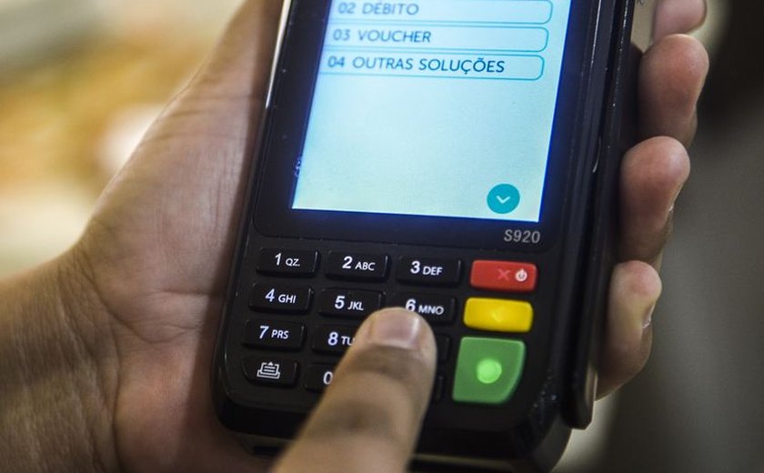 Nem débito, nem crédito, nem Pix: fiado resiste em pequenos negócios, onde ainda se ‘pendura’ a conta