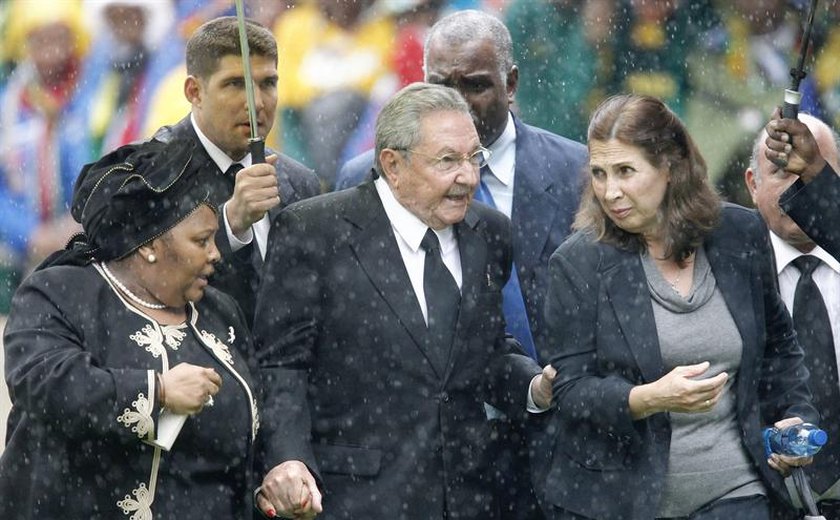 Raúl lembra amizade com Fidel e diz que Mandela era &#8220;exemplo de integridade e perseverança&#8221;