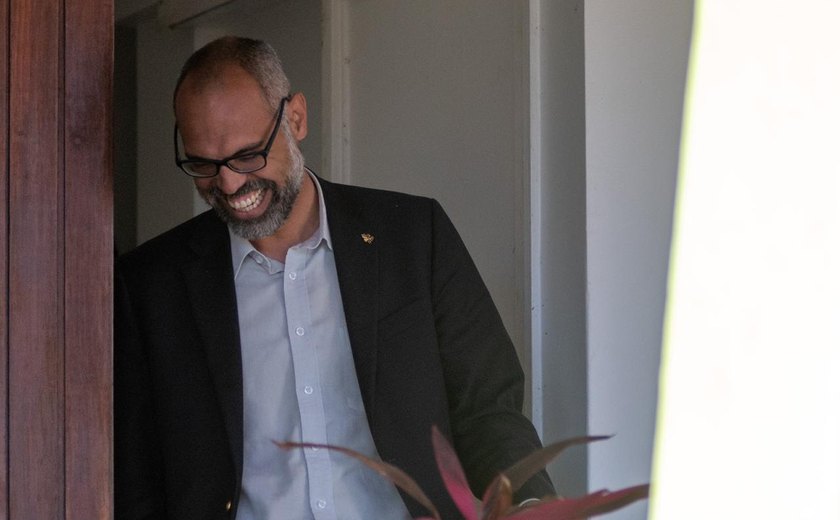 Em live, blogueiro Allan dos Santos diz que deixou o Brasil