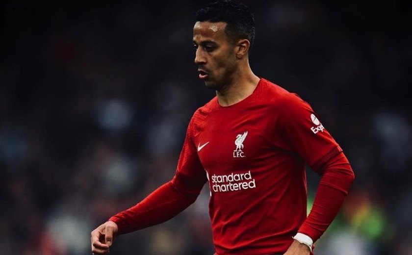 Por que o Barcelona 'atrasou' anúncio de Thiago Alcântara, recém-aposentado, na equipe de Hansi Flick