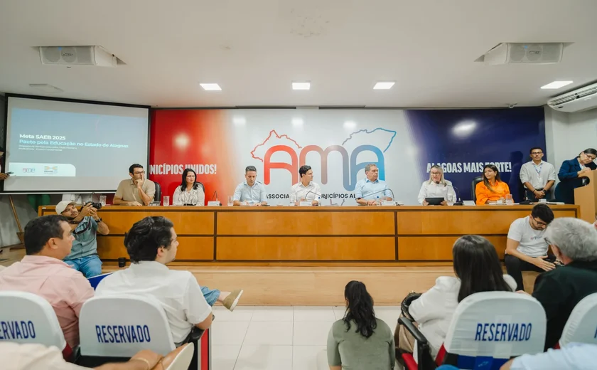 Marcelo Beltrão reúne prefeitos e governador e firma pacto pela Educação