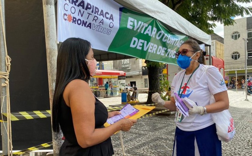 Prefeitura instala tenda, distribui máscaras e orienta à população sobre prevenção da covid-19