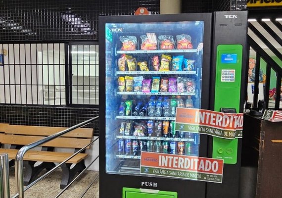 Máquina de lanches com produtos vencidos é interditada em faculdade de Maceió