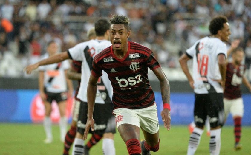Com 2 de Bruno Henrique, Flamengo bate o Vasco e se aproxima do título carioca