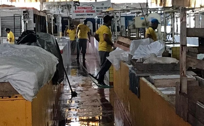 Ação integrada de limpeza realiza serviços no mercado e feira do Tabuleiro