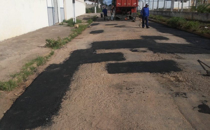 Prefeitura intensifica manutenção de ruas com o tapa-buraco em Arapiraca