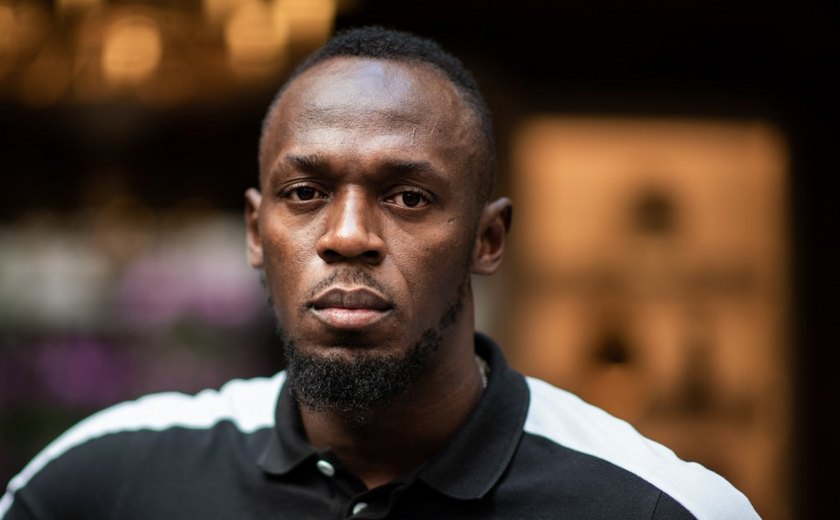 Usain Bolt sofre grave lesão e sai de maca em futebol com Roberto Carlos, Del Piero e outros famosos