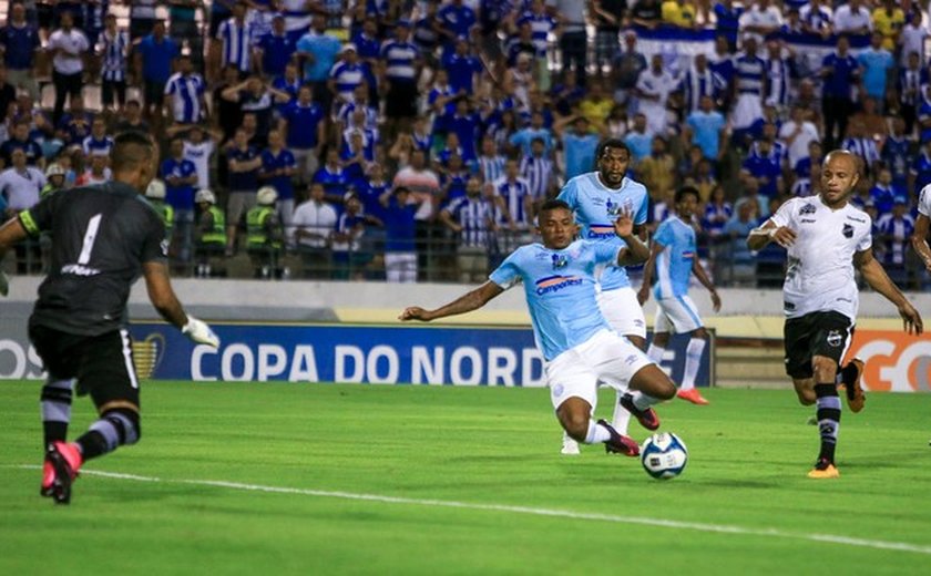 Liberado para jogar, Luís Soares vira sombra da dupla de ataque do Azulão