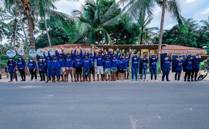 Sedetur entrega kits de praia padronizados para prestadores de serviço da Praia do Patacho