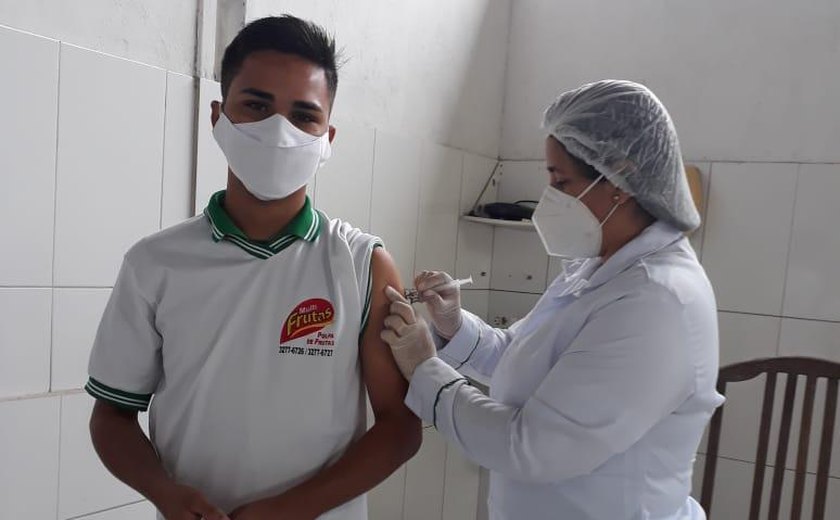 Saúde de Anadia imuniza 100% dos trabalhadores da limpeza urbana e de indústrias com 1ª dose contra a Covid-19