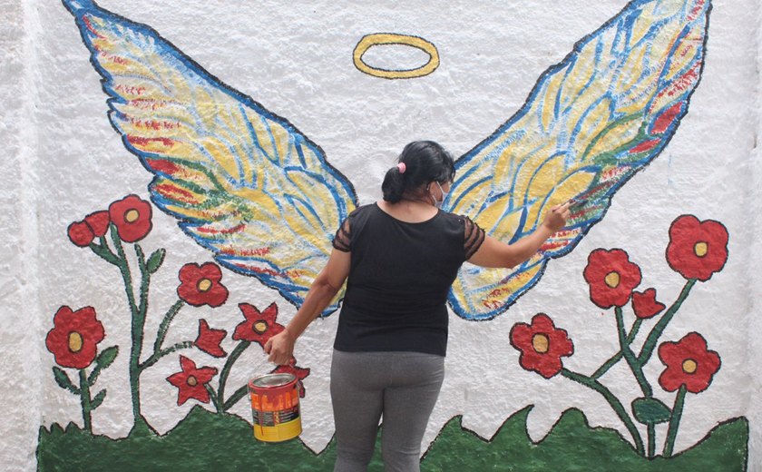 Educadores desenvolvem pinturas lúdicas para receber crianças na volta às aulas
