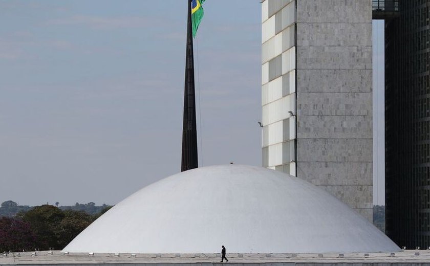 Congresso derruba veto de Bolsonaro ao PL que distribui absorventes gratuitos