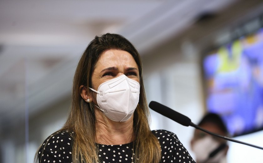 ‘Fiz do meu luto uma luta’, diz mulher que perdeu pai e mãe para covid